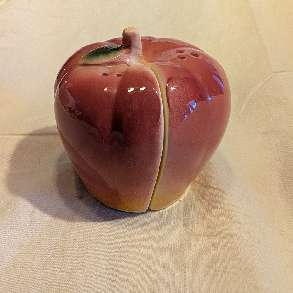 2/16$ Elegant Ceramic Apple-Shaped Salt And Pepper Shakers
